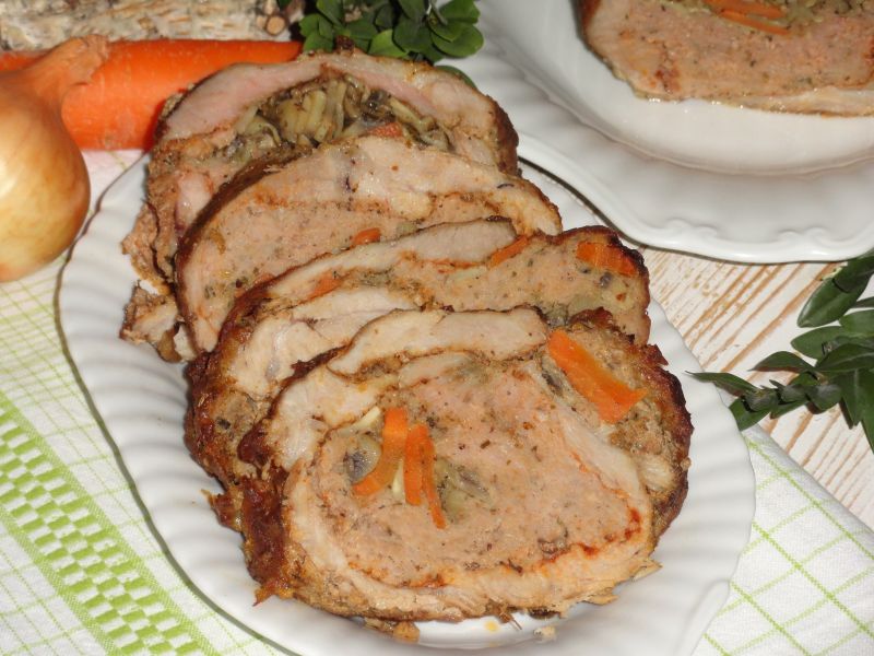 Rolada wieprzowo-indycza z marchewką i pieczarkami