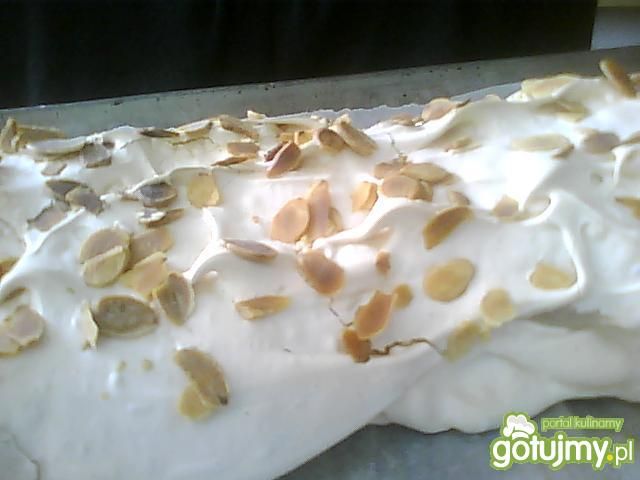 Rolada z bezową skorupką