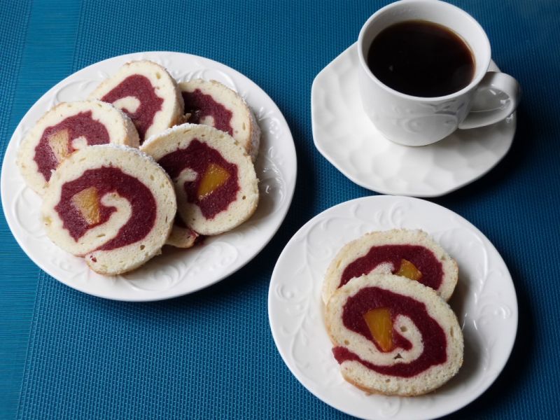 Rolada z białek z musem truskawkowym