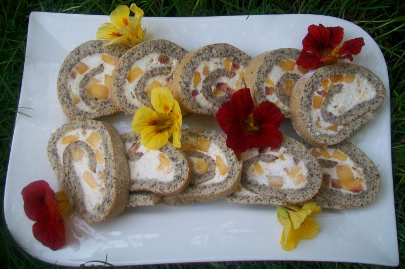 Rolada z bitą śmietaną i brzoskwiniami