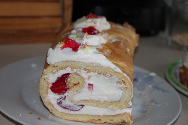 Rolada z bitą śmietaną i galaretką 