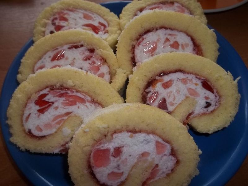 Rolada z bitą śmietaną i galaretką