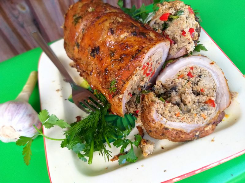 Rolada z boczku faszerowana gotowanym mięsem