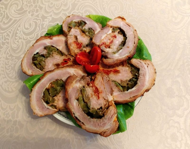 Rolada z boczku z mięsem mielonym i warzywami