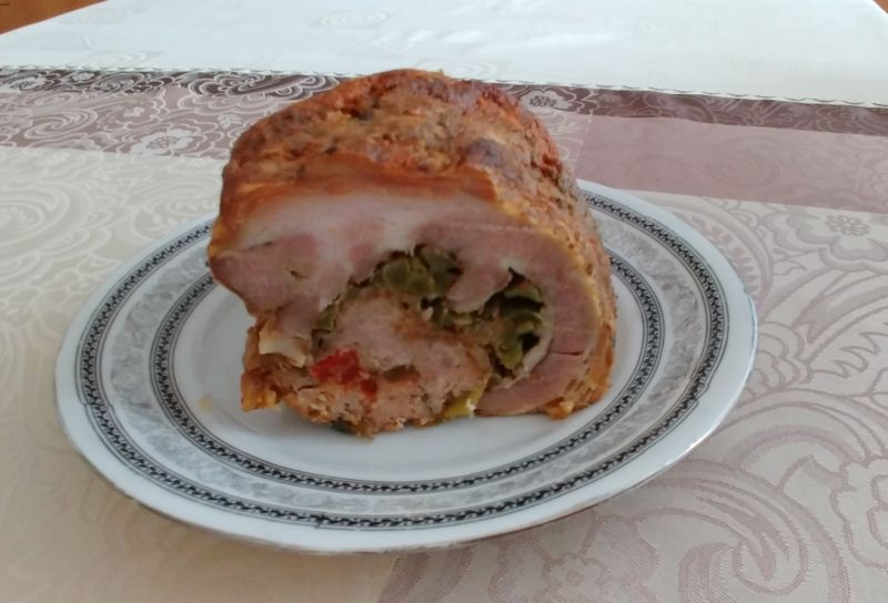 Rolada z boczku z mięsem mielonym i warzywami