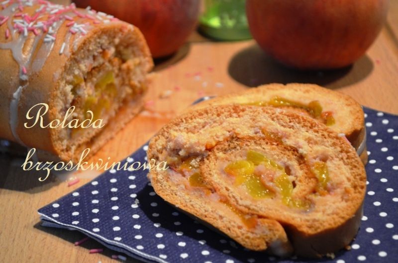 Rolada z brzoskwiniami 