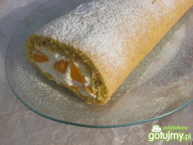 Rolada z brzoskwiniami i kremem