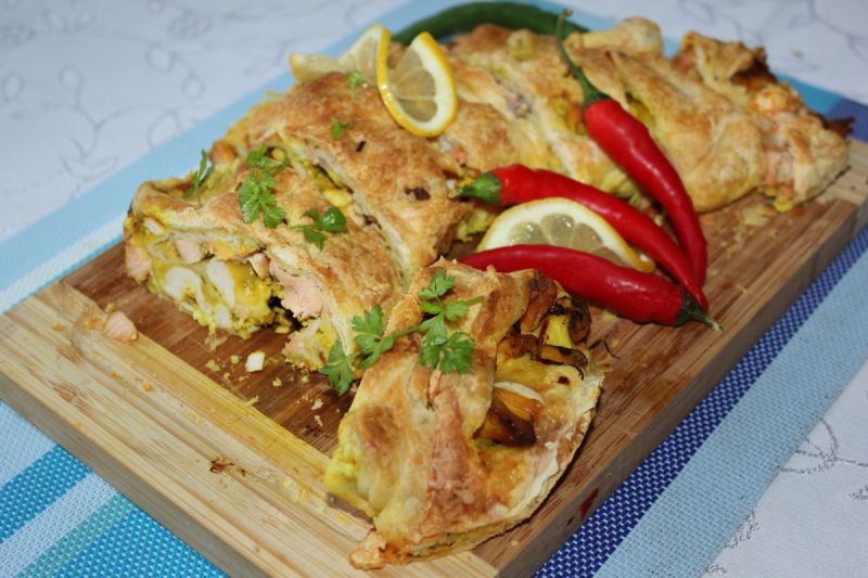 Rolada z ciasta francuskiego łososiowa 