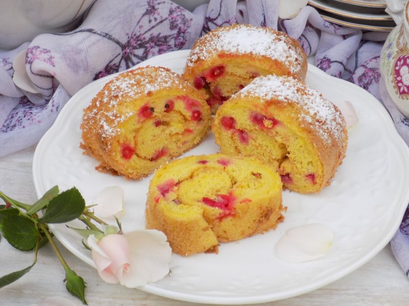 Rolada z czerwonymi porzeczkami 