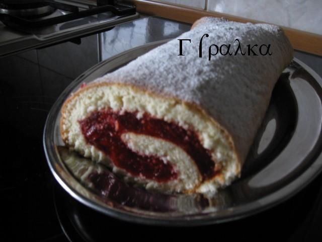 Rolada  z galaretką i truskawkami Rolada  z galaretką i truskawkami