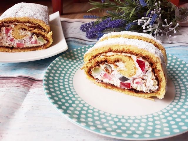 Rolada z galaretkami i masą śmietanową  Rolada z galaretkami i masą śmietanową