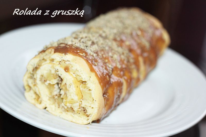 Rolada z gruszkami i orzechami laskowymi   Rolada z gruszkami i orzechami laskowymi