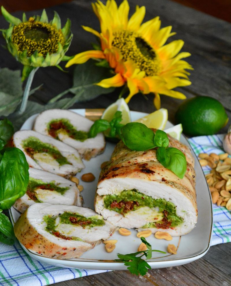 Rolada z indyka nadziewana pesto i pomidorami