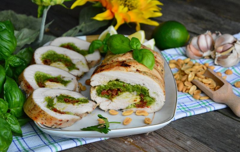 Rolada z indyka nadziewana pesto i pomidorami