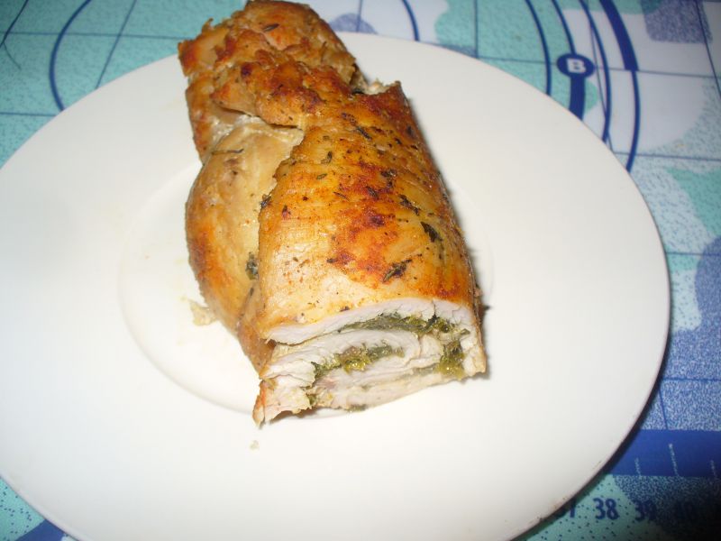 Rolada z indyka z jarmużem i żurawiną Rolada z indyka z jarmużem i żurawiną