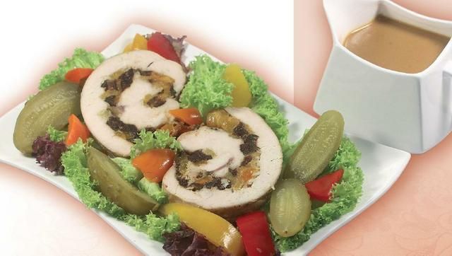 Rolada z indyka z morelami i śliwkami