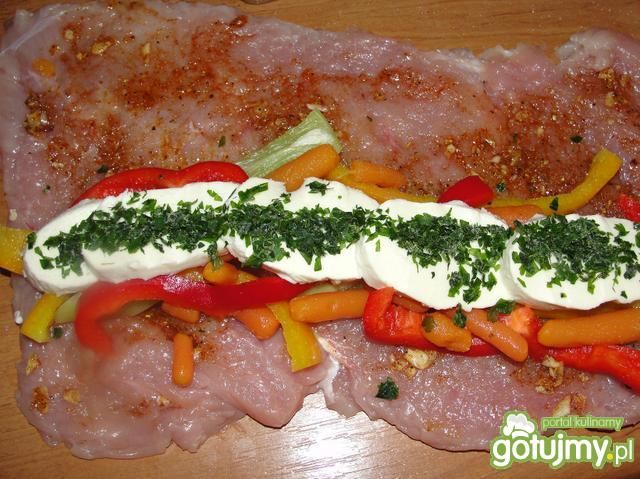 Rolada z indyka z papryką i marchewką