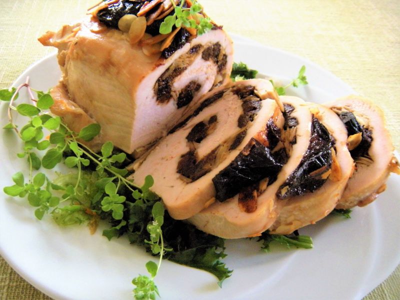 Rolada z indyka ze śliwkami i migdałami