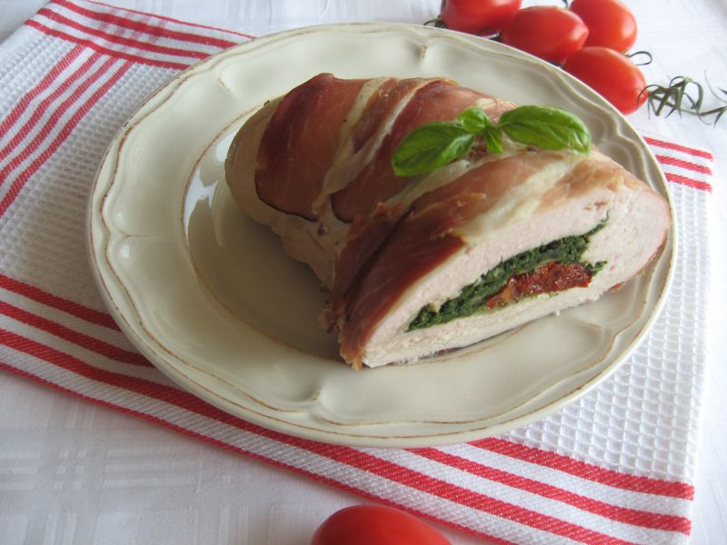 Rolada z indyka ze szpinakiem ii pomidorami 