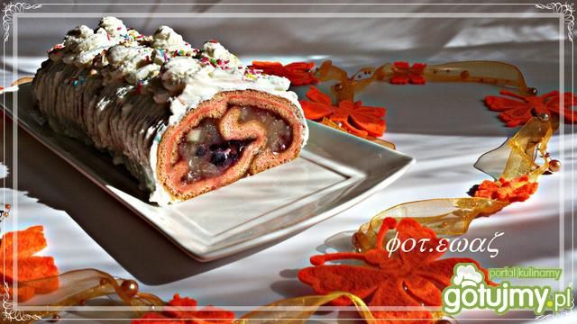 Rolada z jabłkami, borówką i śmietaną