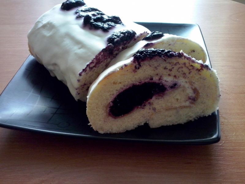 Rolada z jagodowym nadzieniem  Rolada z jagodowym nadzieniem