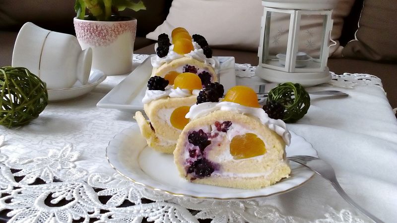 Rolada z kokos. kremem, musem mirabel. i jeżynami  Rolada z kokos. kremem, musem mirabel. i jeżynami