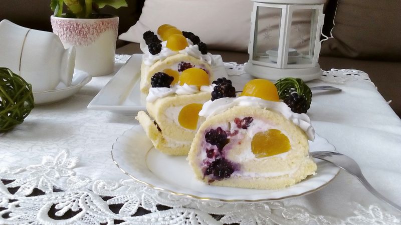 Rolada z kokos. kremem, musem mirabel. i jeżynami  Rolada z kokos. kremem, musem mirabel. i jeżynami