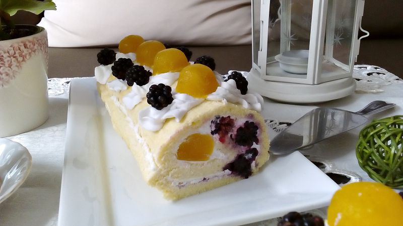 Rolada z kokos. kremem, musem mirabel. i jeżynami  Rolada z kokos. kremem, musem mirabel. i jeżynami