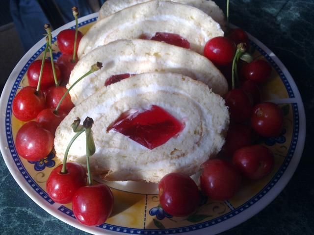 Rolada z kreme waniliowym z galaretką