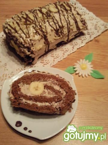 Rolada z kremem cappuccino i bananem.
