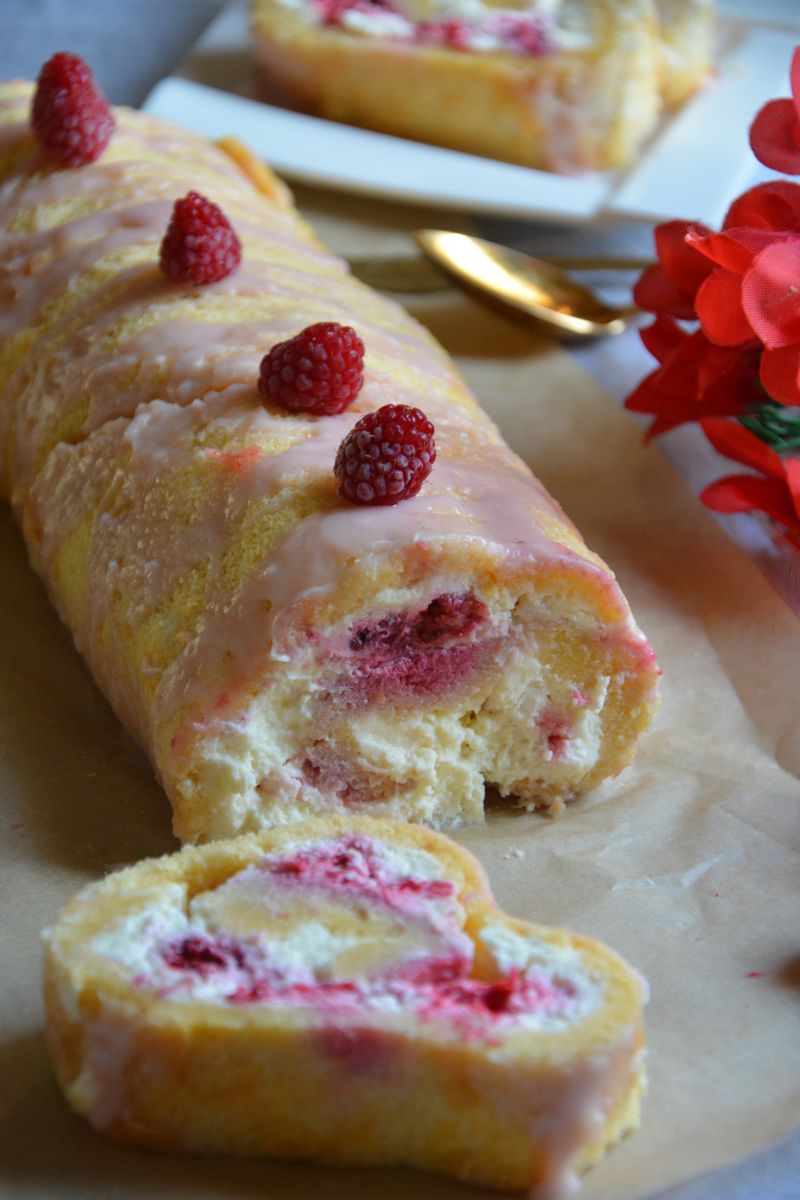 Rolada z kremem czokoladowym i malinami 