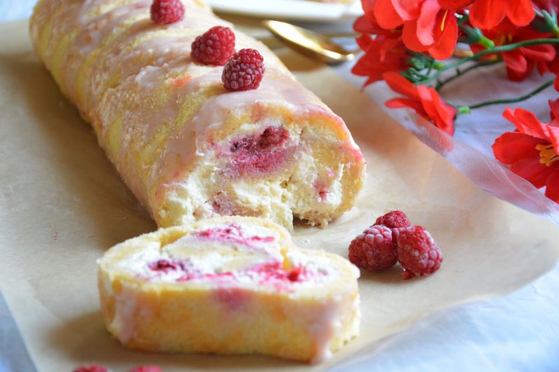 Rolada z kremem czokoladowym i malinami 