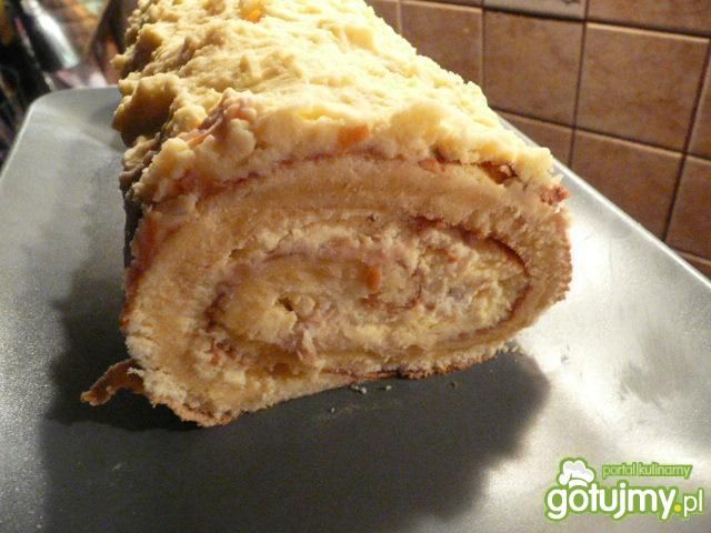 Rolada z kremem i z owocami Leechi