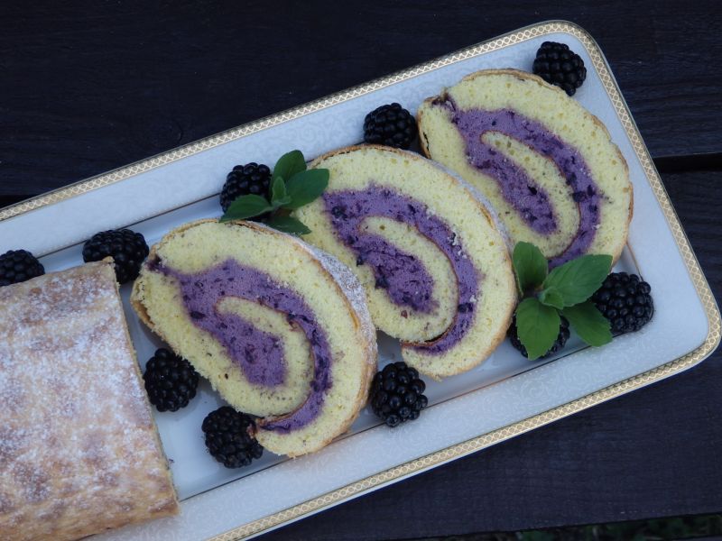 Rolada z kremem jeżynowym