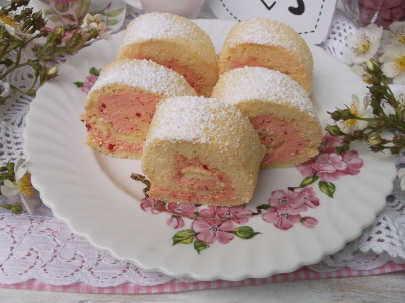 Rolada z kremem maślano - truskawkowym