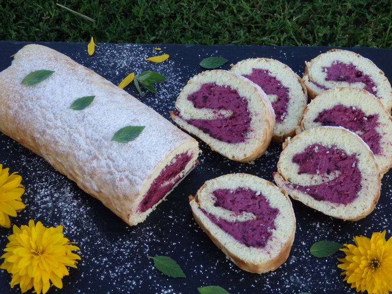 Rolada z kremem porzeczkowym