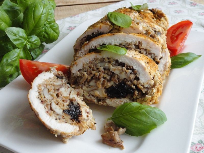 Rolada z kurczaka z grzybami i śliwkami