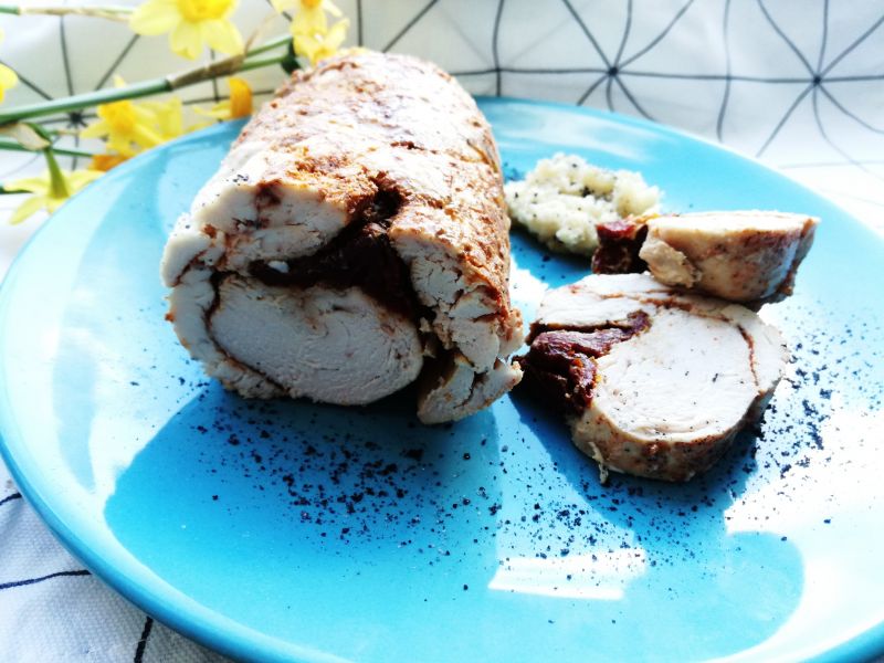 Rolada z kurczaka z pamidorkami