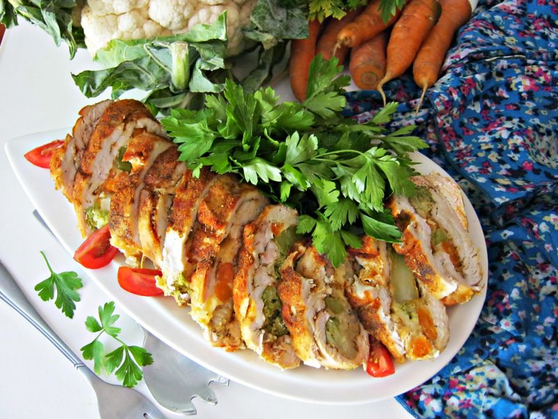 Rolada z kurczaka z serowo – warzywnym środkiem