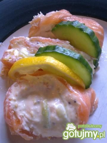 rolada z łososia i świeżego ogórka rolada z łososia i świeżego ogórka