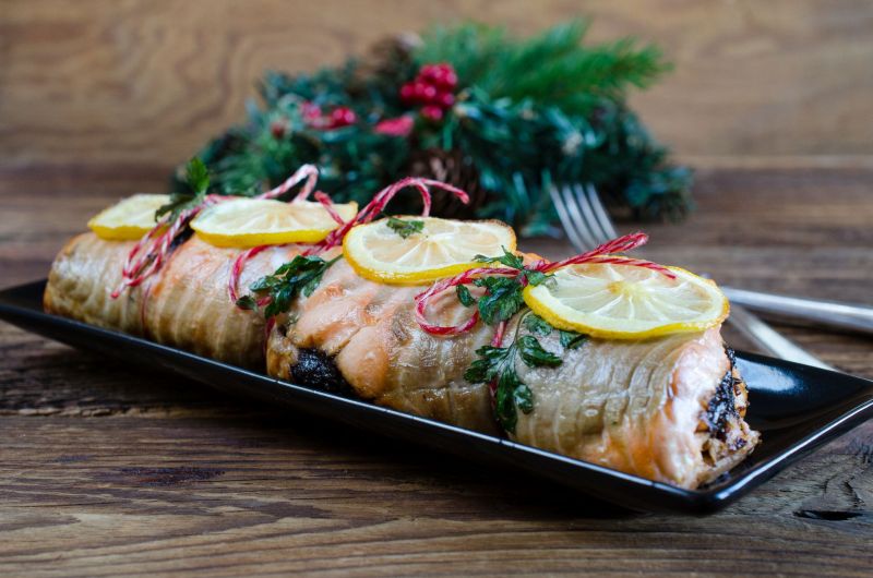 Rolada z łososia z musem ze śliwek kalifornijskich Rolada z łososia z musem ze śliwek kalifornijskich