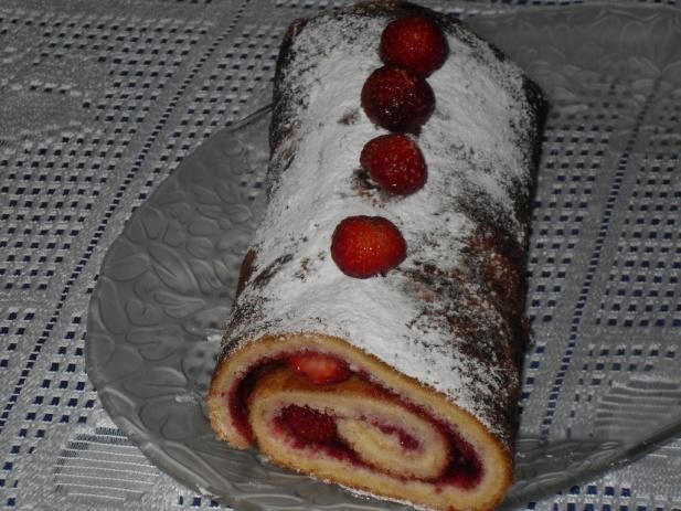 Rolada z malinami lub truskawkami