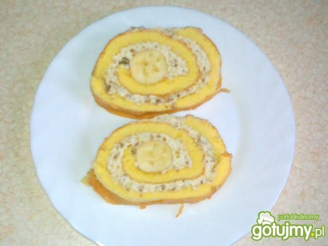 Rolada z masą orzechową i bananem