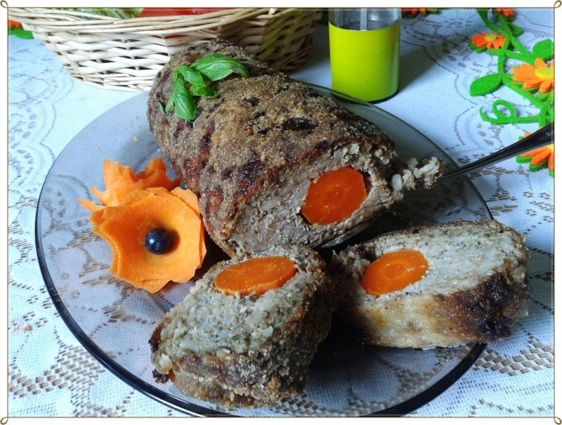 Rolada z mielonego z ryżem,grzybami i marchewką Rolada z mielonego z ryżem,grzybami i marchewką