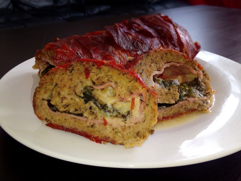 Rolada z mielonego ze szpinakiem, szynką i serem Rolada z mielonego ze szpinakiem, szynką i serem