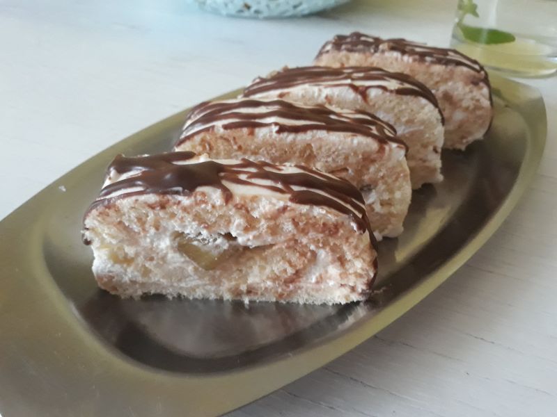 Rolada z musem z rabarbaru Rolada z musem z rabarbaru