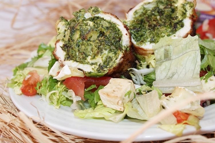 Rolada z piersi faszerowana szpinakiem i serem