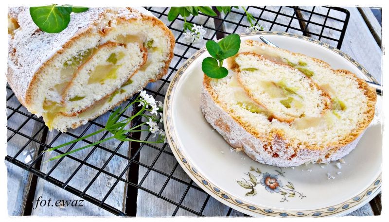 Rolada z rabarbarem i jabłkami  Rolada z rabarbarem i jabłkami