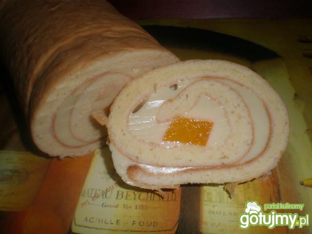 Rolada z serkiem i brzoskwinią Rolada z serkiem i brzoskwinią