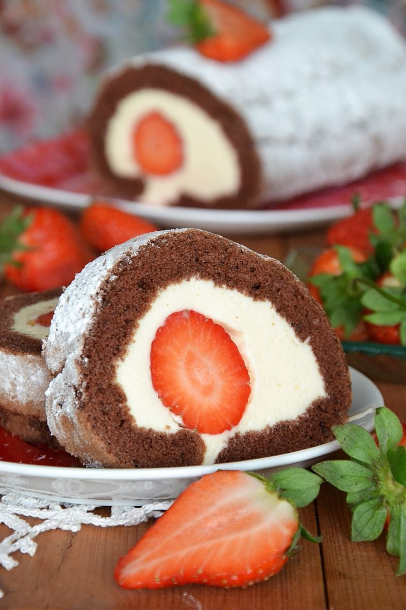 Rolada z truskawkami